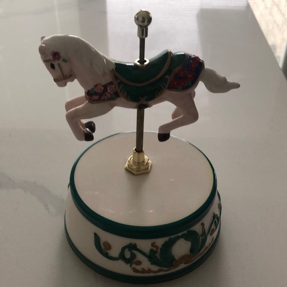 Mr Christmas Music Carousel - Picture 2 of 3